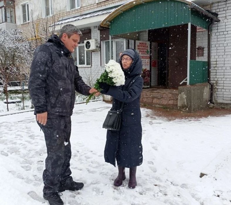 Инспекторы рыбоохраны в Ивановской области поздравили ветерана отрасли Галину Охапкину