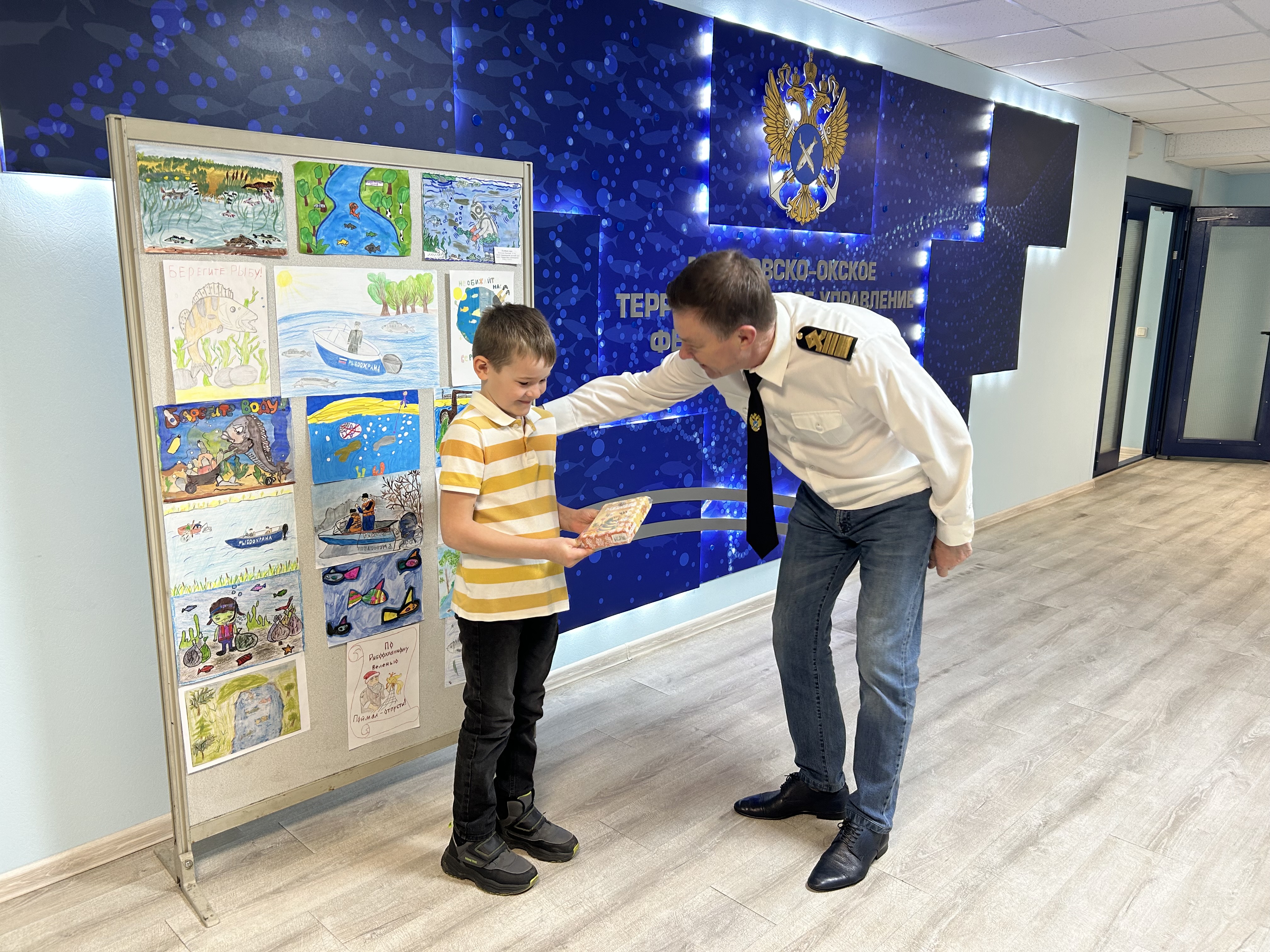 В Московско-Окском ТУ Росрыболовства наградили участников конкурса детского рисунка ко Дню рыбоохраны