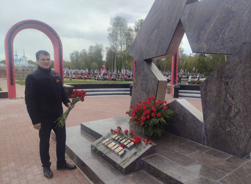 Сотрудники рыбоохраны в Ярославле возложили цветы к мемориалу памяти