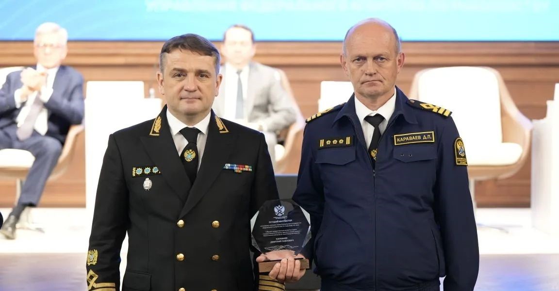  Илья Шестаков вручил награду инспектору рыбоохраны Московско-Окского ТУ Росрыболовства Дмитрию Караваеву 