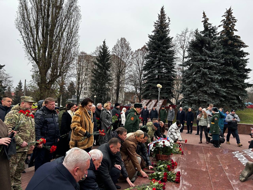 Александр Хатунцов принял участие в возложении цветов к памятнику «Скорбящей матери» в Курске 