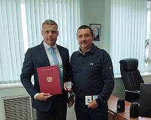 Коллектив поздравил Василия Новикова с присвоением почетного звания 
