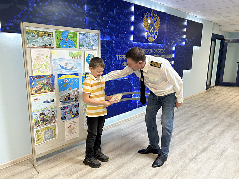 В Московско-Окском ТУ Росрыболовства наградили участников конкурса детского рисунка ко Дню рыбоохраны