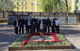 В Смоленской области инспекторы рыбоохраны в День Победы возложили цветы к мемориалам памяти 