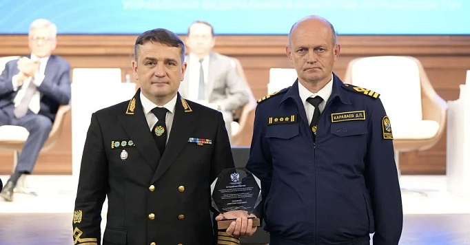  Илья Шестаков вручил награду инспектору рыбоохраны Московско-Окского ТУ Росрыболовства Дмитрию Караваеву 