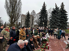 Александр Хатунцов принял участие в возложении цветов к памятнику «Скорбящей матери» в Курске 